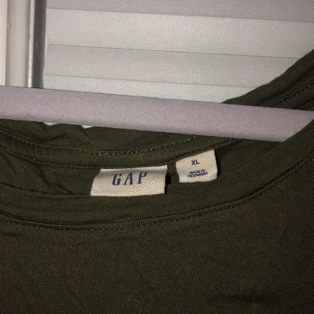 GAP top - Picture 2 of 2